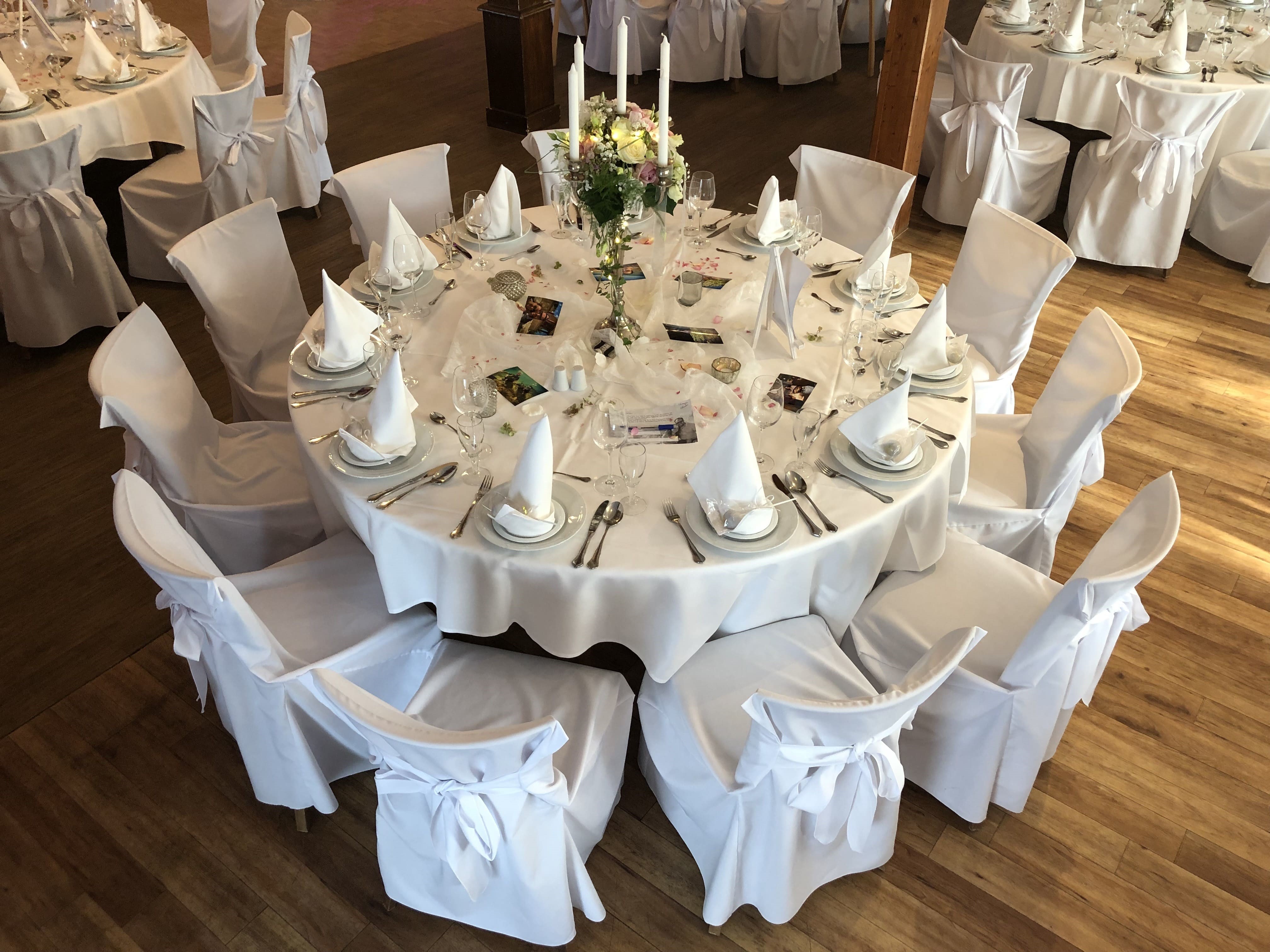 Festlich gedeckter Tisch in weiß für eine Hochzeit. 