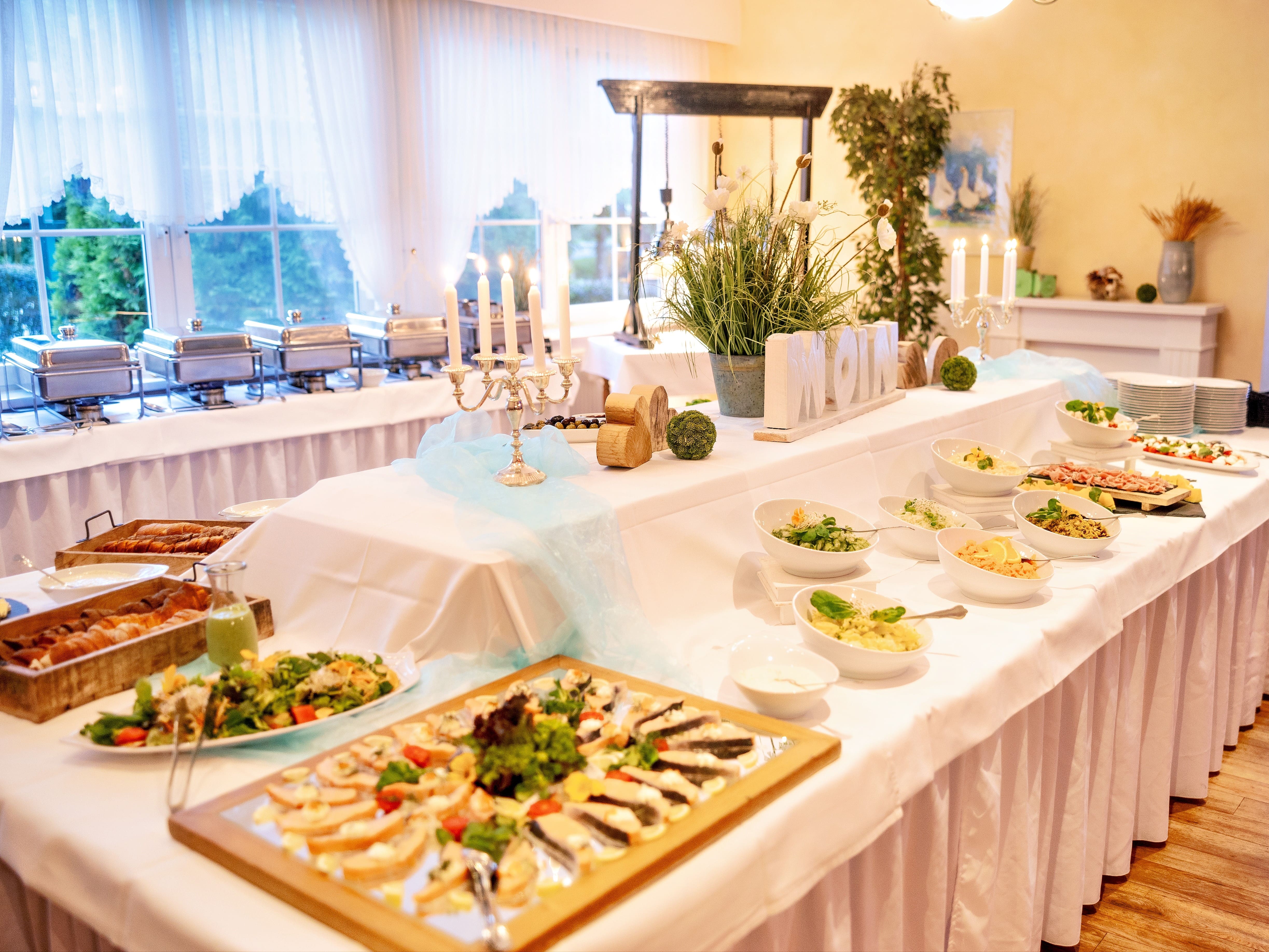 Buffet mit Fischplatte im Vordergrund. 