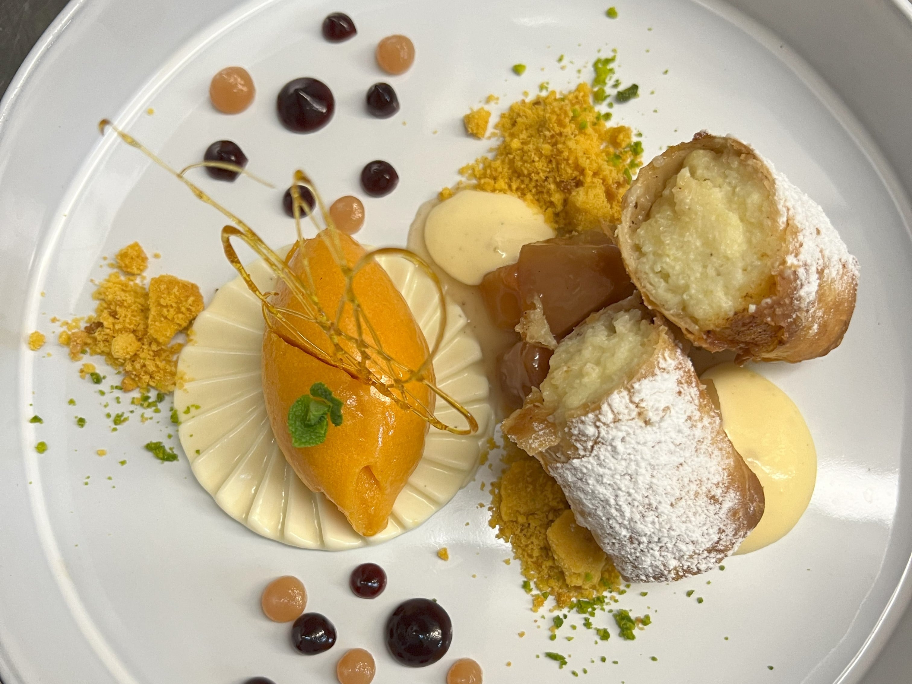 Grießstrudel mit einer Callamansi-Sorbet Nocke. 