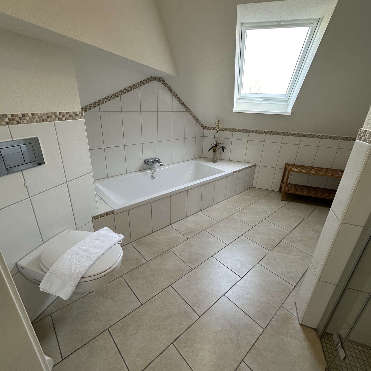 Bad mit Badewanne und Dachfenster.