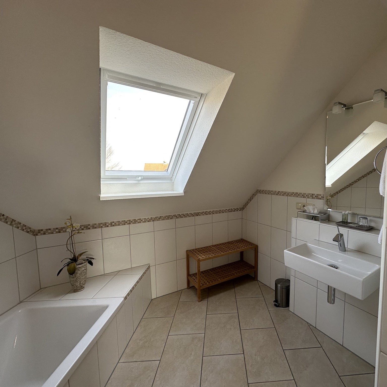 Bad mit Badewanne und Dachfenster