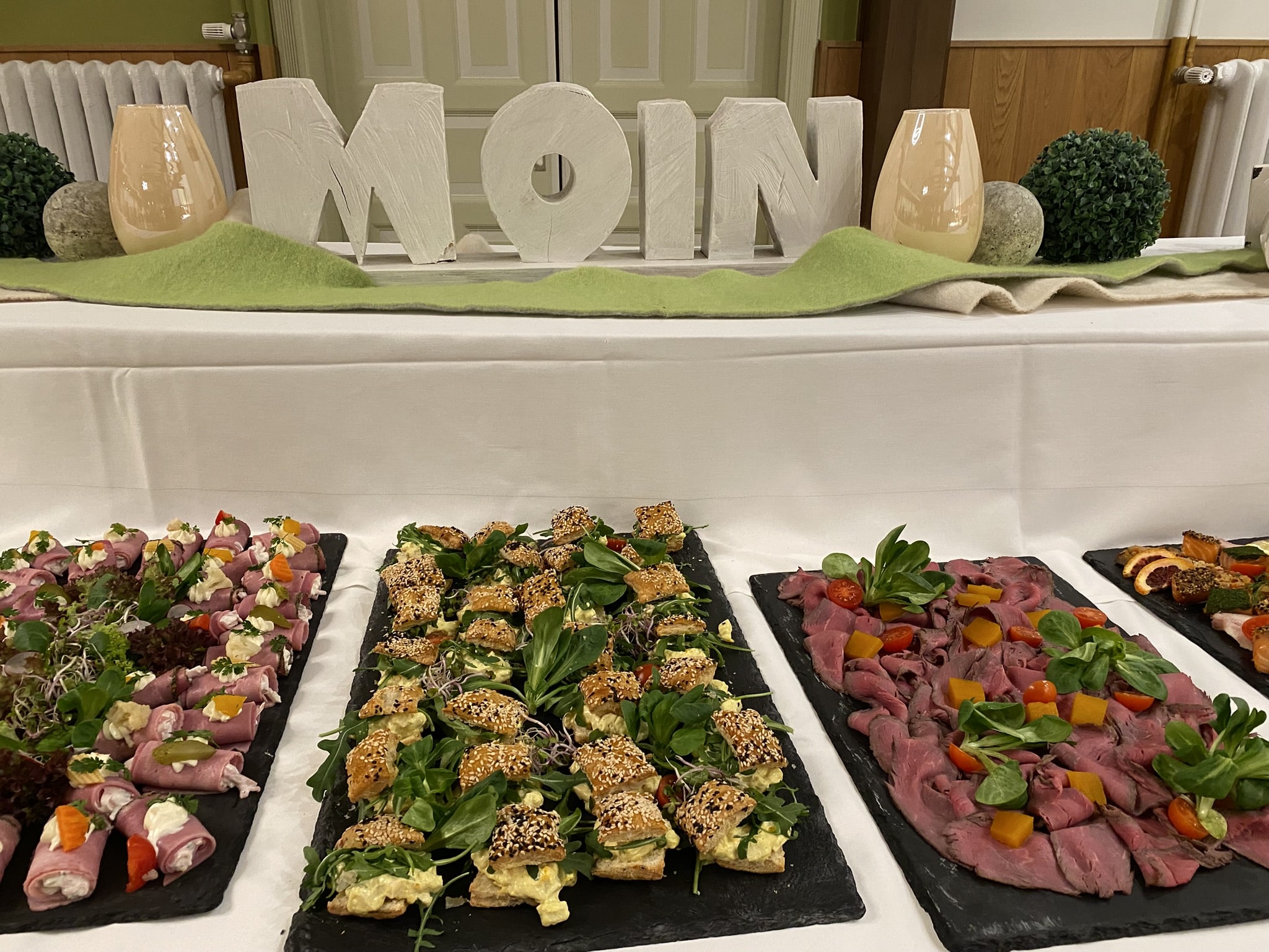 Kleine Häppchen und Roastbeef auf dem Buffet.