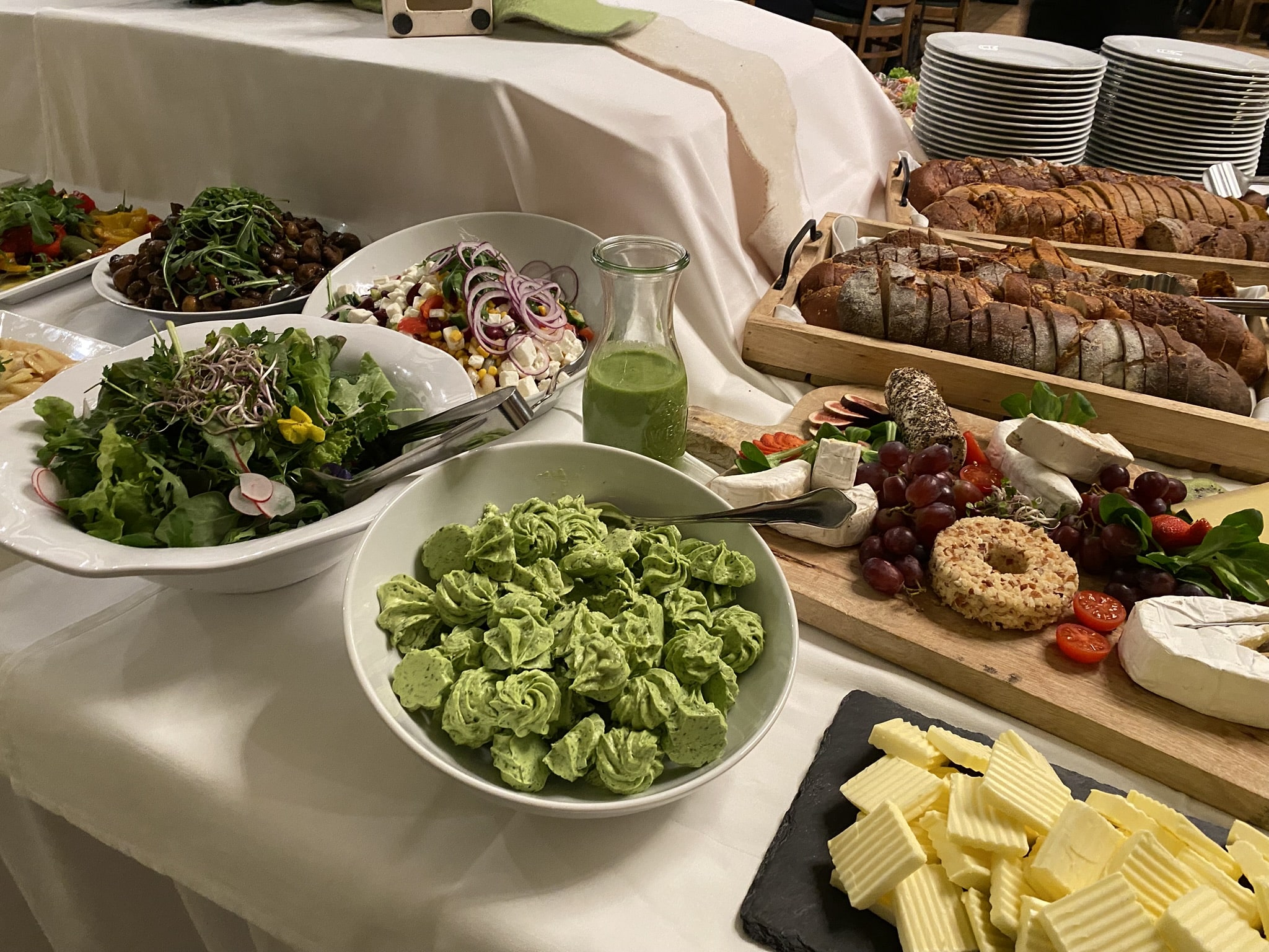 Buffet mit Brot, Butter, Käse und salaten.