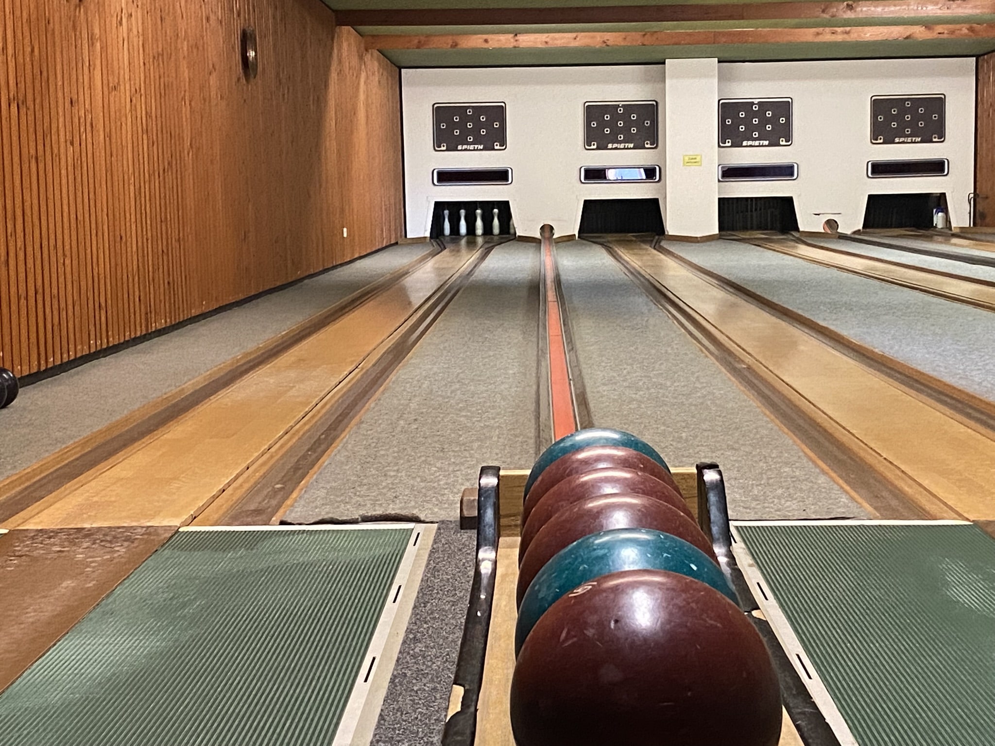 Kegelbahn mit vier Bahnen